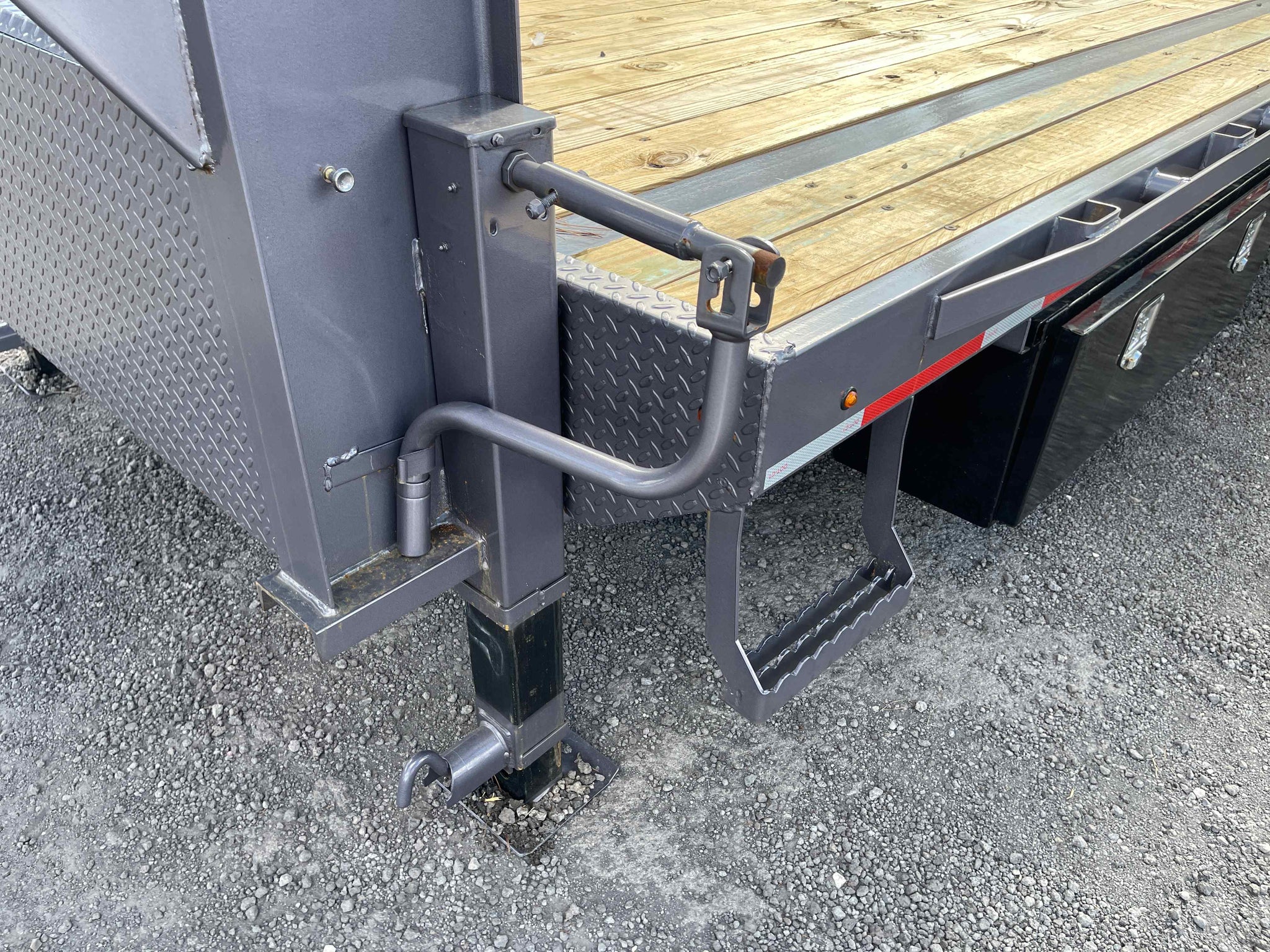 New 8.5x40 Caliber Flatbed Gooseneck Trailer – Load Runner Trailers